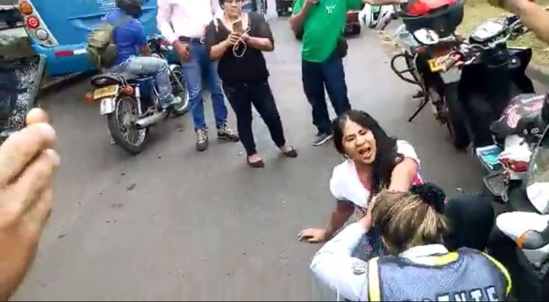 La brutal agresión de una motociclista a una guarda de tránsito de Cali en un retén