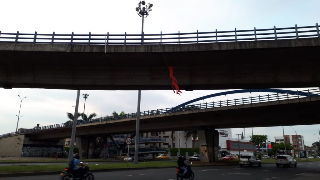 Cali amaneció con ‘Diablos’ colgados en varios puentes vehiculares previo al clásico