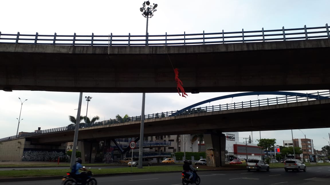 Cali amaneció con ‘Diablos’ colgados en varios puentes vehiculares previo al clásico