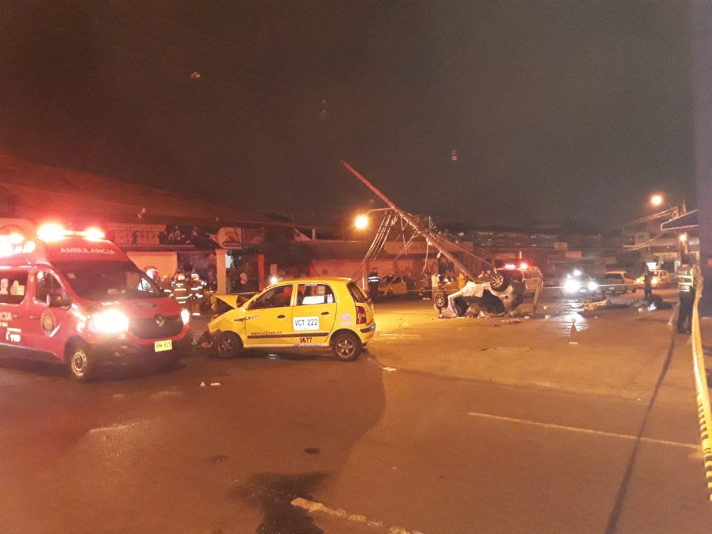 Dos personas muertas y seis heridas deja accidente de tránsito en Alameda