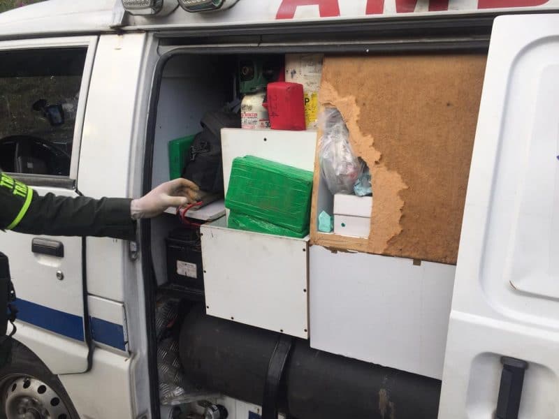 Dos paramédicos capturados por transportar 36 kilos de cocaína en una ambulancia