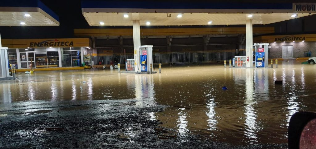Fuertes inundaciones en vías de Cali y Yumbo tras fuerte aguacero de este viernes