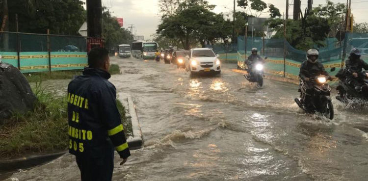 Congestiones e inundaciones por fuertes lluvias en Cali