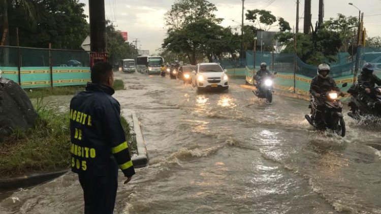 Congestiones e inundaciones por fuertes lluvias en Cali