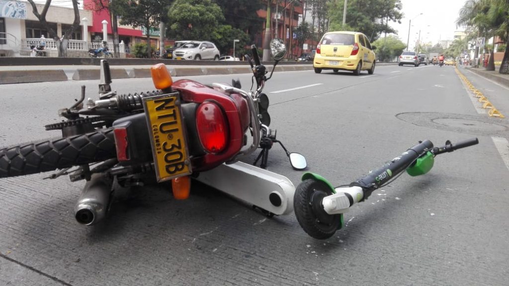 Patineta eléctrica se vio involucrada en accidente de tránsito en el sur de Cali