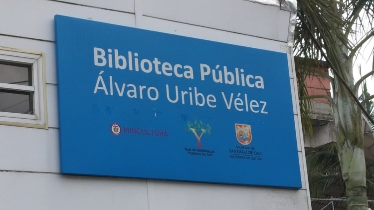 Polémica en redes por biblioteca en Cali con el nombre de Álvaro Uribe Vélez
