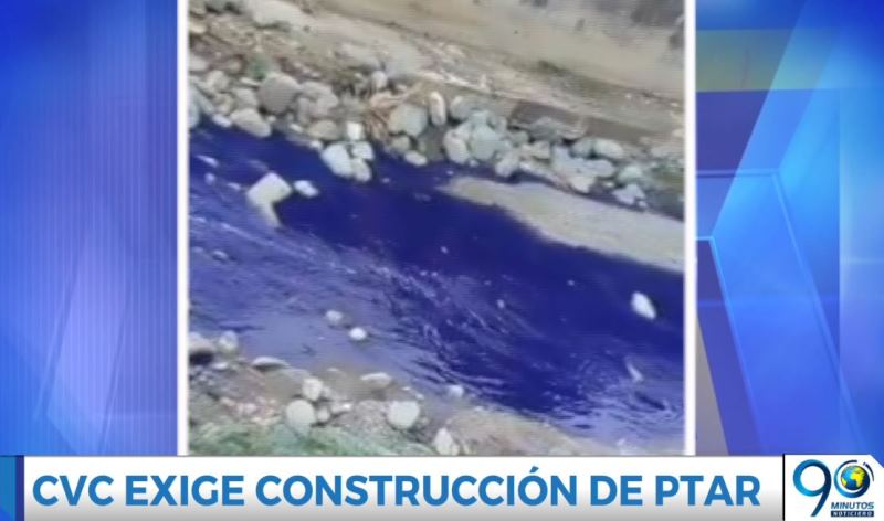 Investigan causas que generaron que el río Yumbo amaneciera teñido de azul