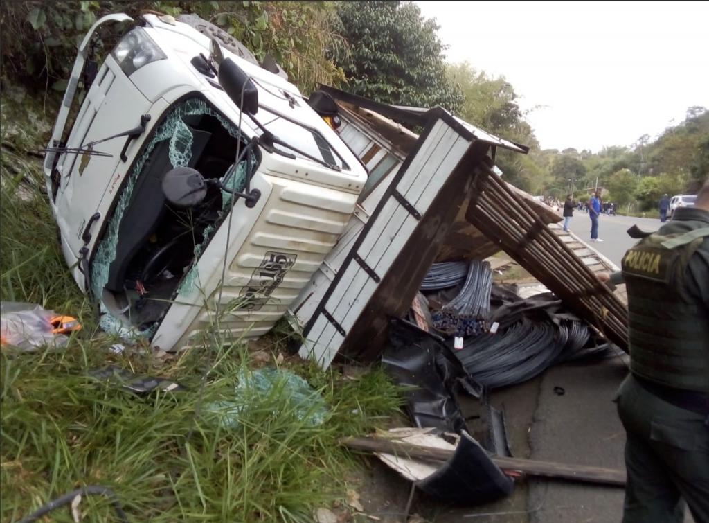 Accidente en Dagua, entre un camión y una buseta, dejó varios heridos