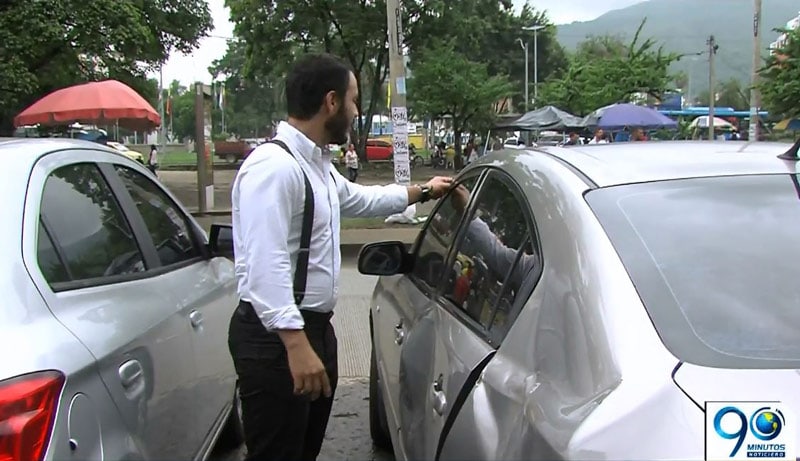 Hombre que habría agarrado a patadas carro en Cali, busca conciliar con implicados