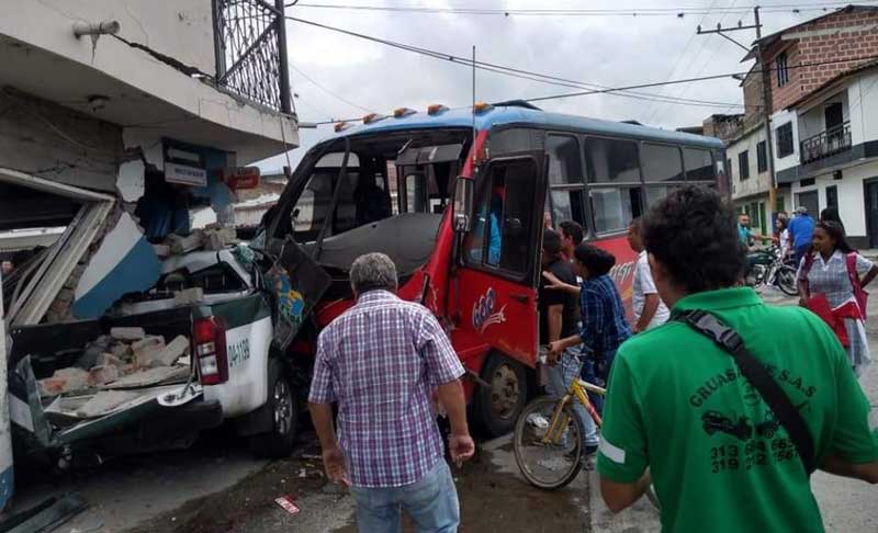 Policía fallecido deja accidente de tránsito entre patrulla y buseta en Florida, Valle
