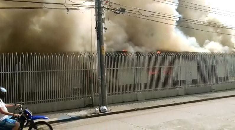 Bomberos atienden incendio de gran magnitud  en iglesia cristiana del sur de Cali