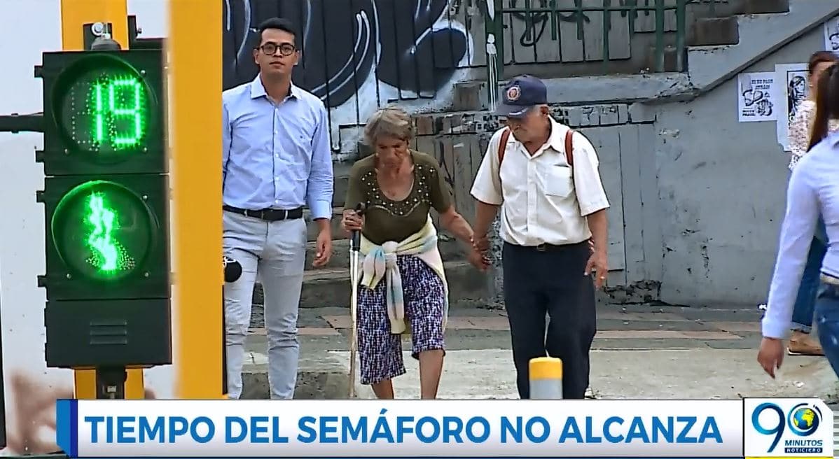 Caleños insisten que tiempo para cruzar la Calle 5 con nuevo semáforo es insuficiente