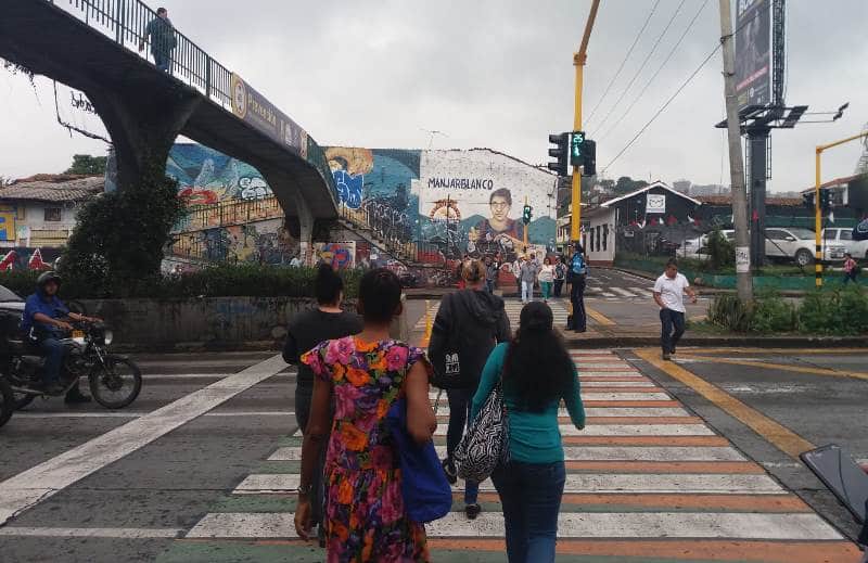 Caleños siguen utilizando puente peatonal pese a instalación de semáforos en la Calle 5
