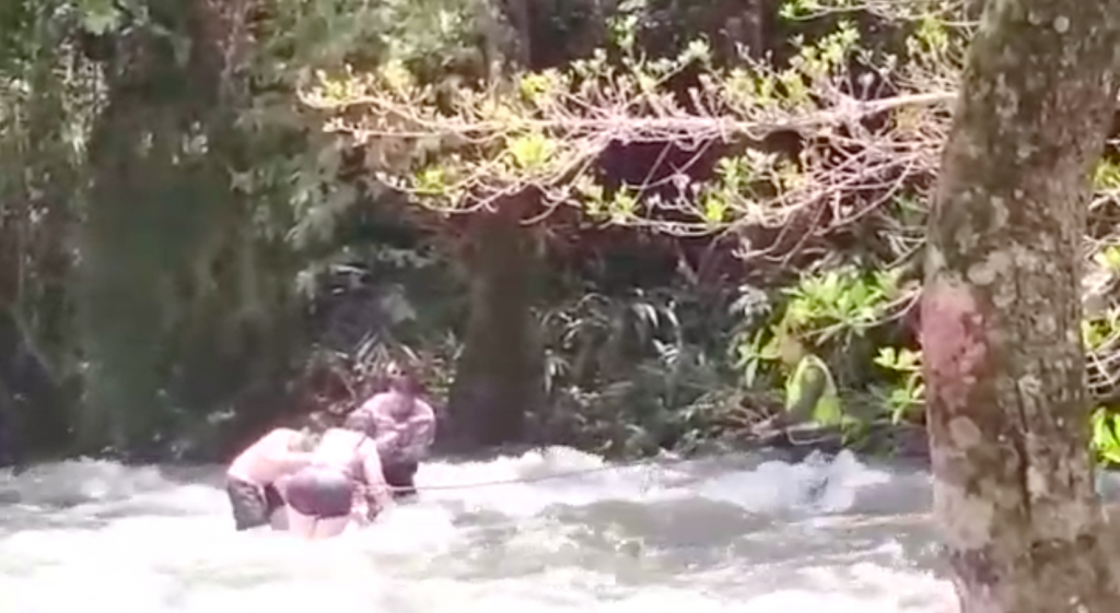 Dos adultos mayores fueron rescatados por scouts y policías tras caer al río Pance