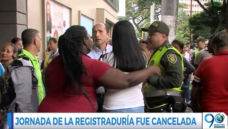 Información errada de entrega de cédulas gratis causó aglomeración en Teatro de Cali