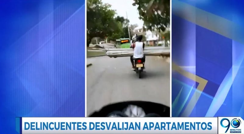 Hasta en moto son saqueados apartamentos abandonados en urbanización de Cali