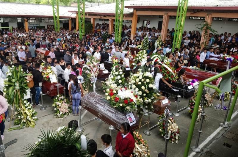 En sepelio colectivo, Rosas, Cauca, despide a las víctimas mortales que dejó alud