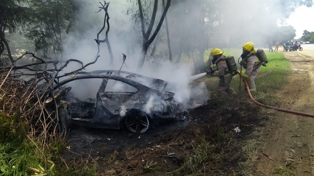 Accidente de un automóvil BMW en la vía Cali-Yumbo terminó en incendio