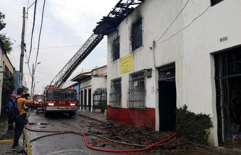 Bomberos controlan incendio en casona del histórico barrio San Antonio de Cali