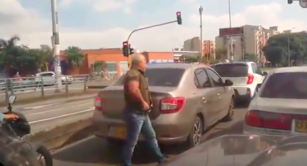 Nuevo caso de intolerancia en Cali. Hombre amenazó con arma de fuego a otro conductor