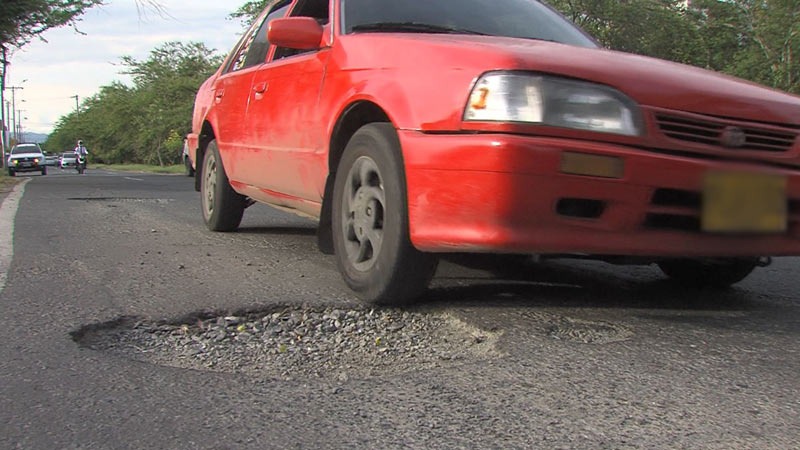 Vecinos y conductores de El Caney denuncian mal estado en la Avenida Ciudad de Cali