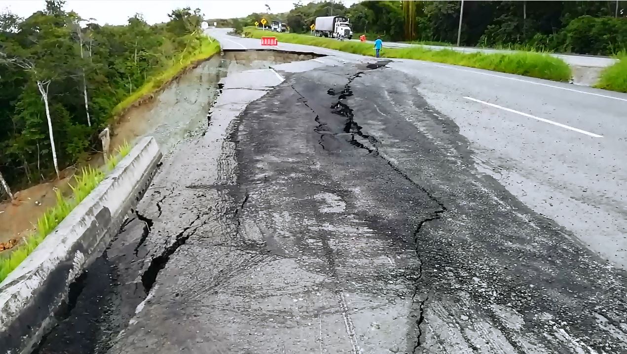 Falla geológica afectó tramo de vía Buga-Buenaventura, a la altura del Lago Calima