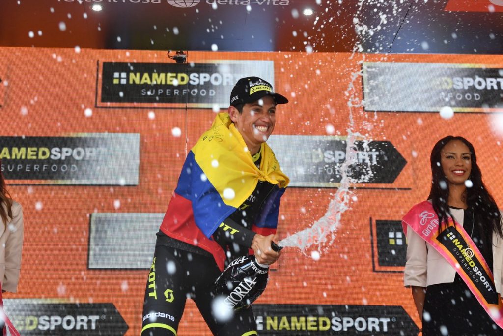 Colombiano Esteban Chaves ganó la etapa 19 del Giro d'Italia, Carapaz sigue líder