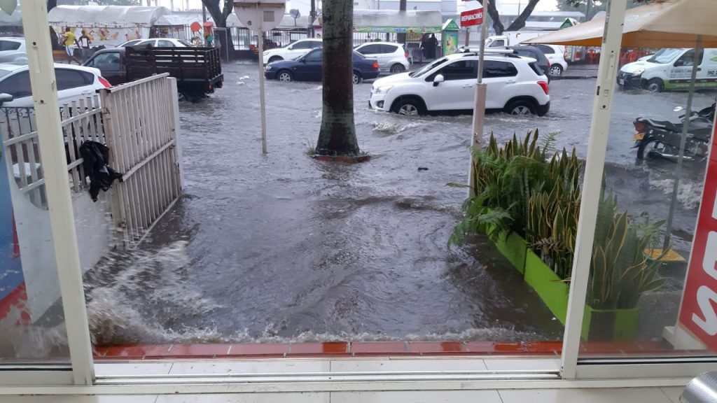 Fuertes lluvias causaron inundaciones en diferentes sectores de Cali