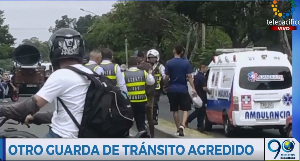 Agente de tránsito fue golpeado brutalmente con un casco por motociclista en Cali