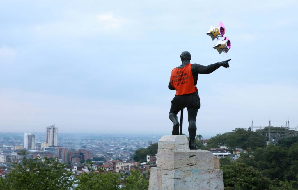 Con camisetas de compromiso ciudadano amanecieron vestidos los monumentos de Cali