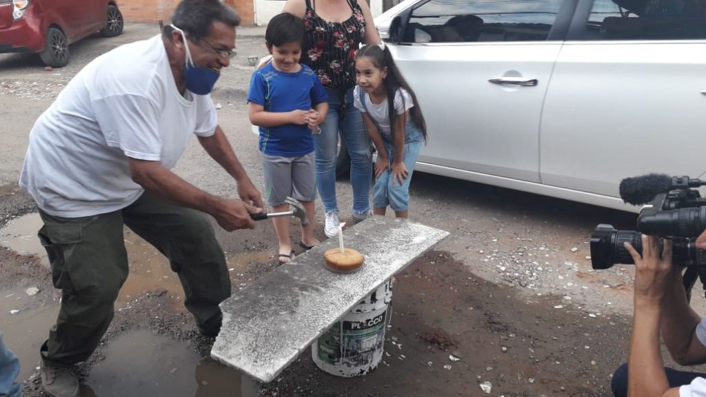 Con pastel, habitantes de La Base celebran cinco años del mal estado de las vías