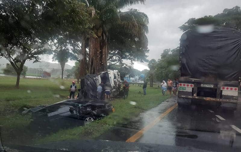 Video: en vías del Valle saquean camión accidentado encima de los heridos