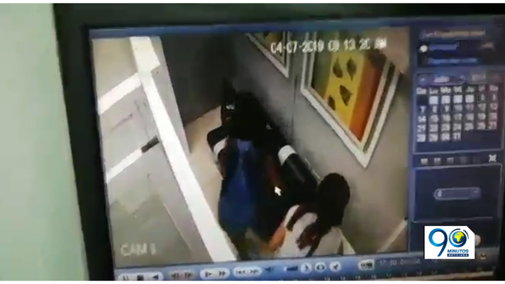 Video: Mujer utilizó a su hija para cometer millonario robo en Cali