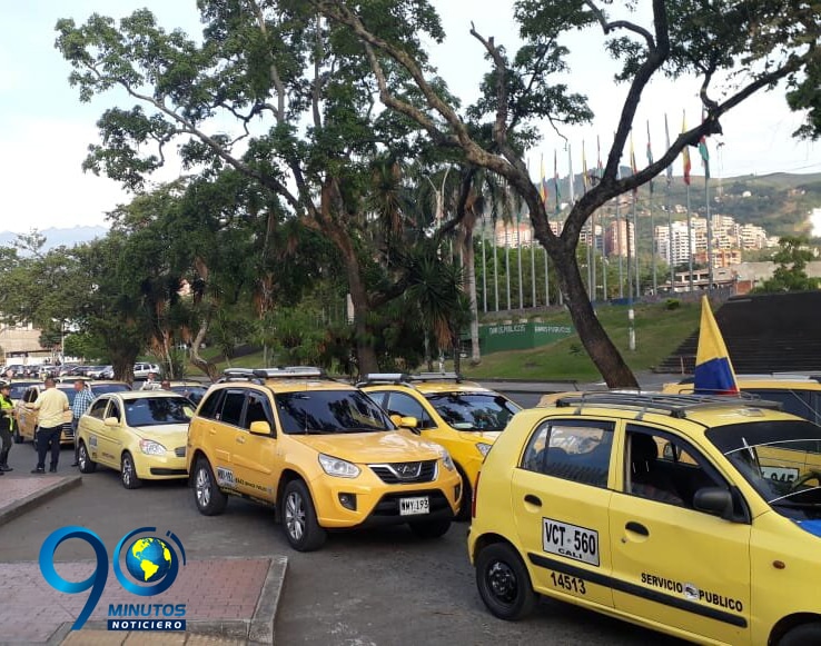 Vías bloqueadas y operación tortuga es el balance del paro de taxistas en Cali