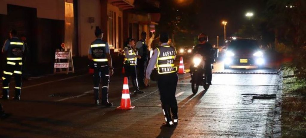 Inmovilizan 25 motocicletas y sancionan a 67 conductores por conducir en horario no permitido en Cali