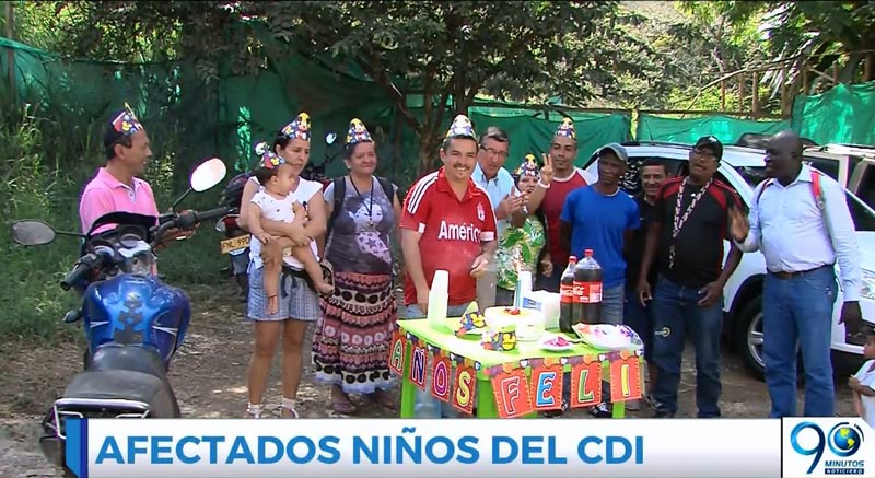 Con una torta, habitantes de Altos de Santa Elena conmemoran 8 años de huecos en sus vías
