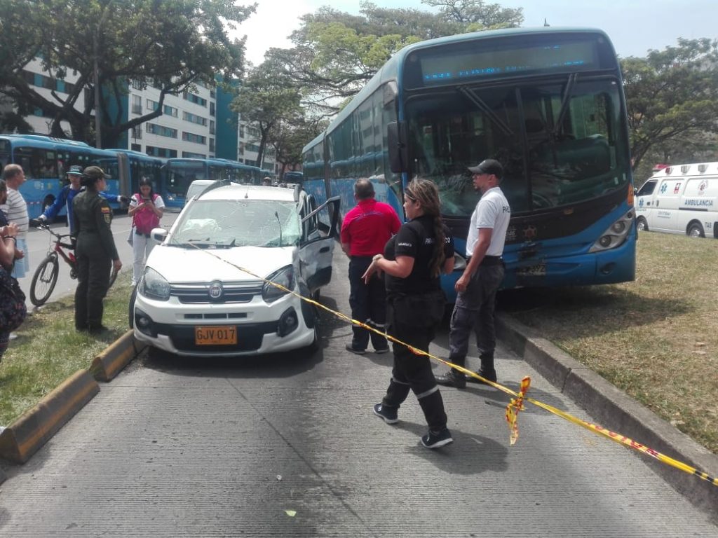 Aparatoso accidente de tránsito entre un bus del Mío y dos carros en la Calle 5 dejó cuatro heridos