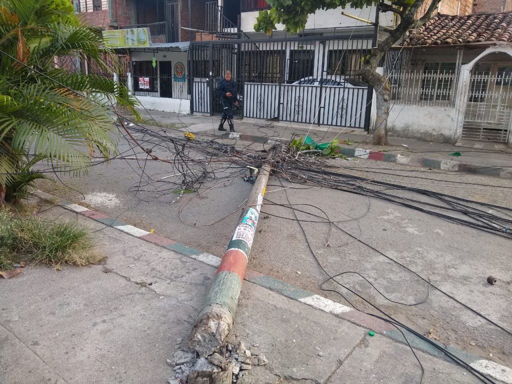 Conductor de camión que estaría huyendo de robo tumbó 7 postes en barrio de Cali