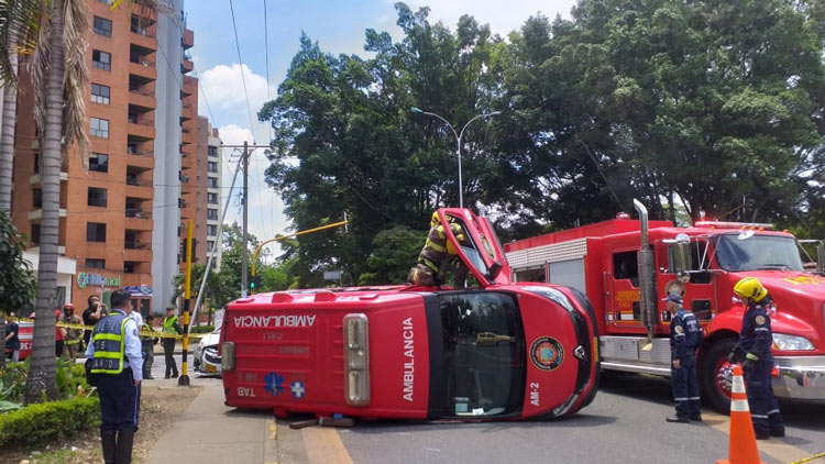 Ambulancia de bomberos terminó volcada tras accidente con particular