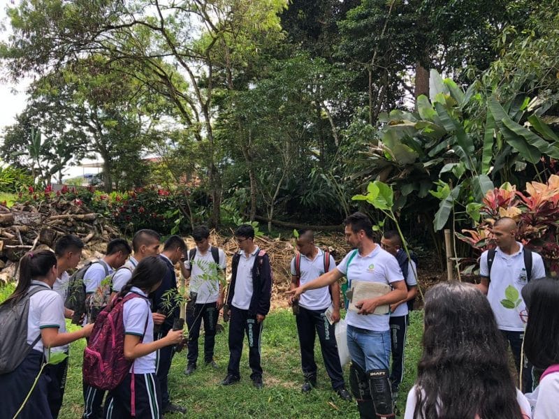 Estudiantes del Darién recibieron cerca de 35 árboles de la CVC para llevar a cabo jornada ambiental