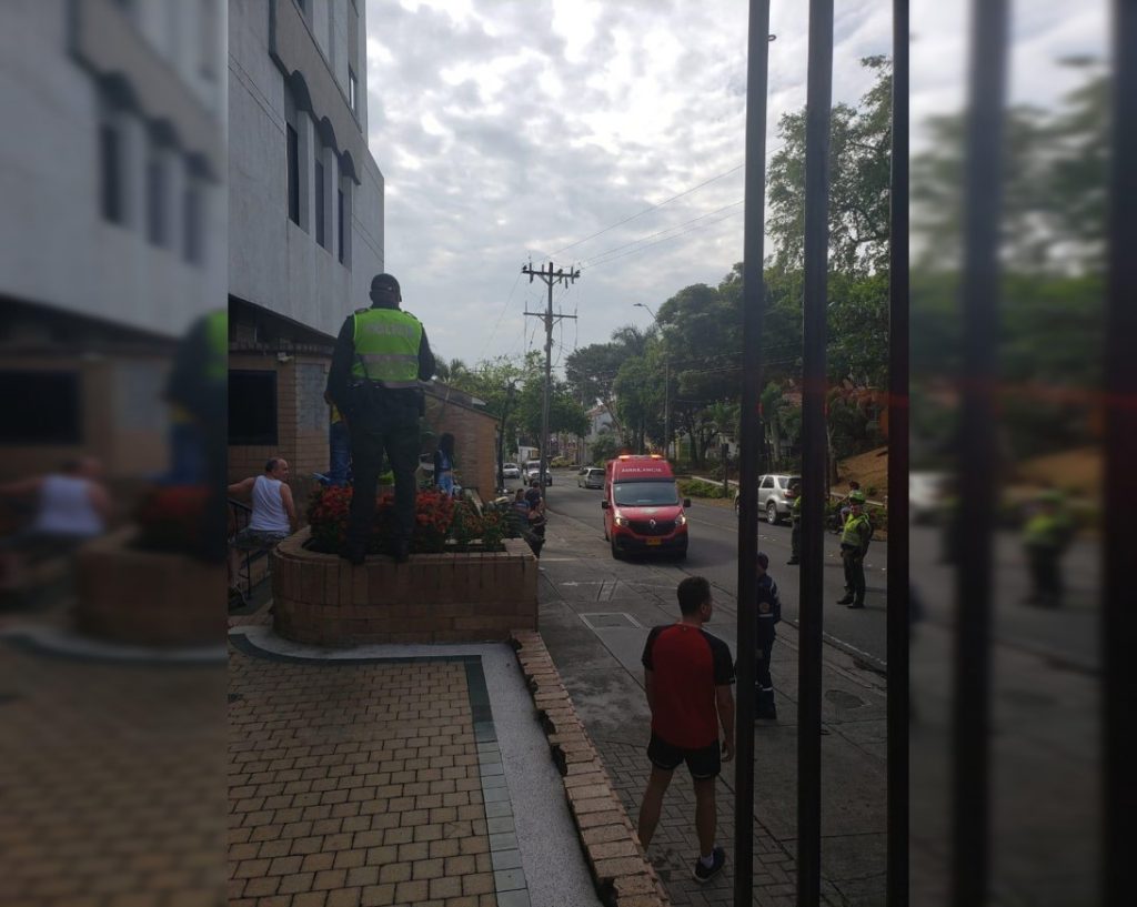 Joven mujer en delicado estado tras caer desde un edificio en el oeste de Cali