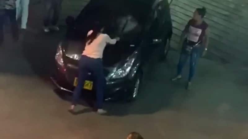 ¿Qué pasó? con un bate de béisbol, mujer destruyó el parabrisas de un carro