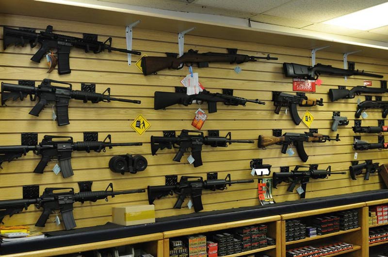 Trump insta a aprobar ley que exija revisar antecedentes de compradores de armas