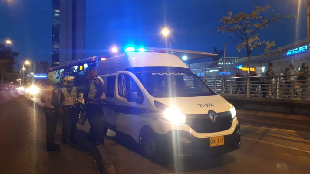 Tres hombres apuñalaron a vendedora ambulante en medio de una riña en estación de Mío en Cali