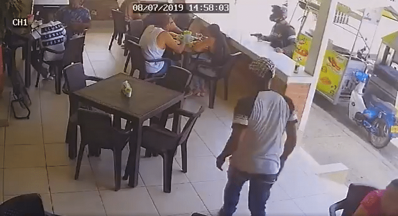 En video: hombres armados hurtan a clientes de restaurante en El Caney