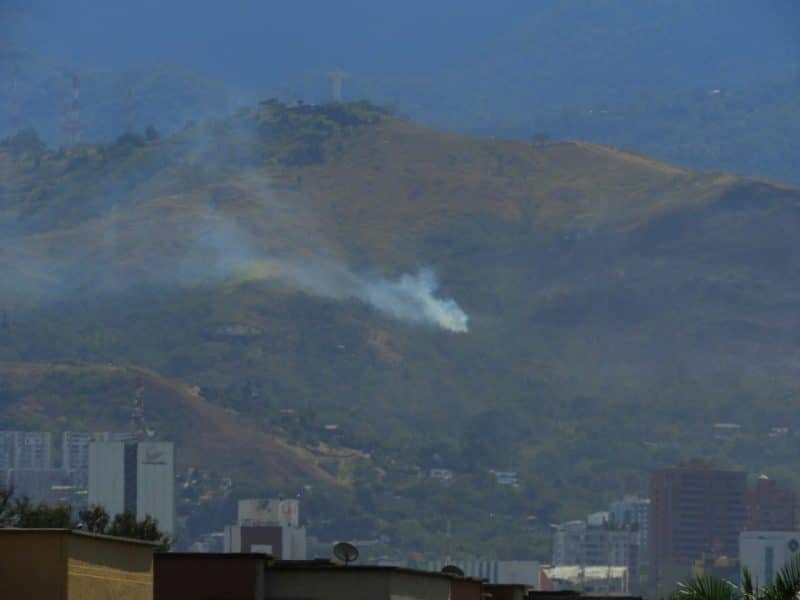 Preocupación por aparición de nuevos focos de humo en zona del cerro de Cristo Rey