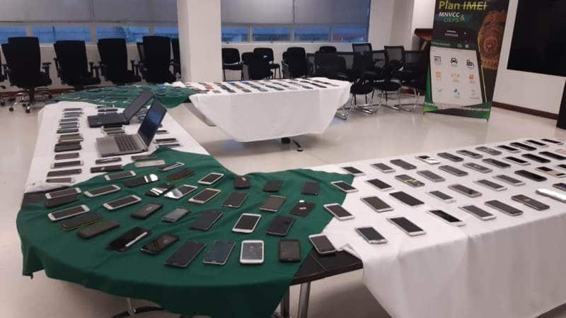 En reconocidos centros comerciales del centro de Cali, recuperan 120 celulares robados