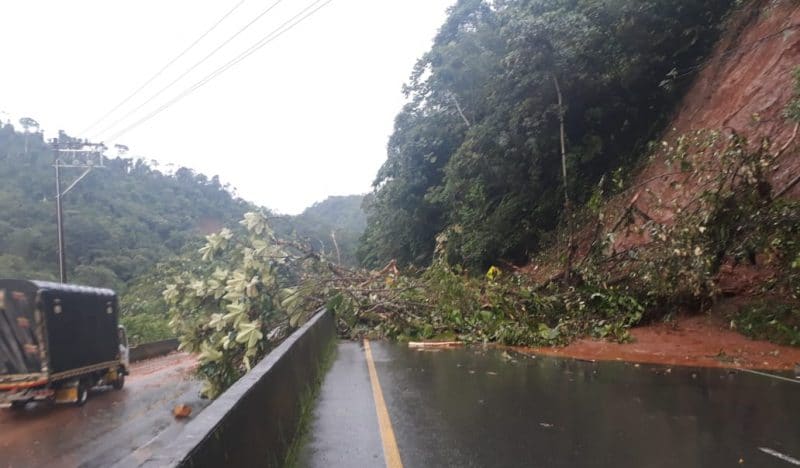 Bloqueada vía Buga - Buenaventura por desprendimiento de tierra tras fuertes lluvias
