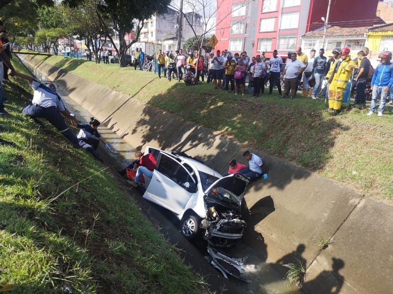 Una persona atrapada en canal de aguas lluvias dejó aparatoso accidente en el sur de Cali