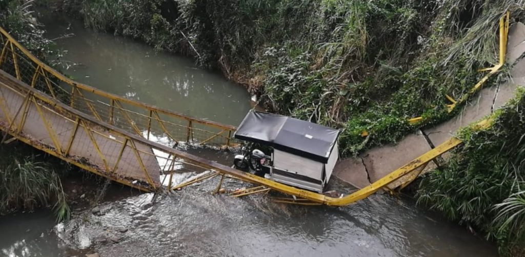 Colapsó puente peatonal que era utilizado por motociclistas en el sur de Cali